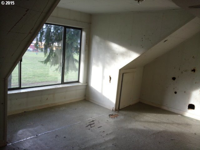195 Cobb Street Dillard, OR 97432 - Photo 7 of 11 Gallery Image 7