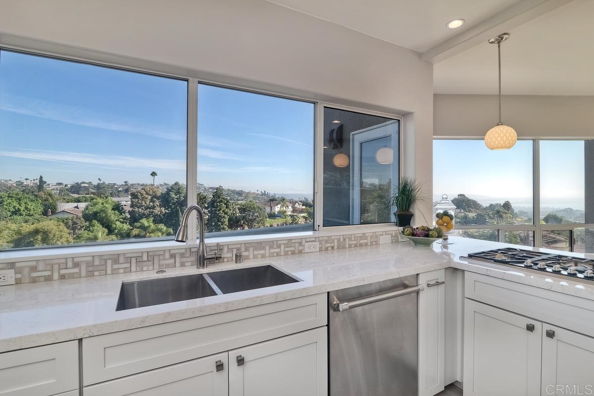 5352 Soledad Mountain Road San Diego, CA 92109 - Photo 10 of 25