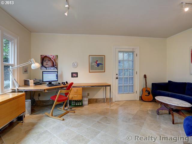 2811 Southwest Rutland Terrace Portland, OR 97205 - Photo 11 of 14 Gallery Image 11