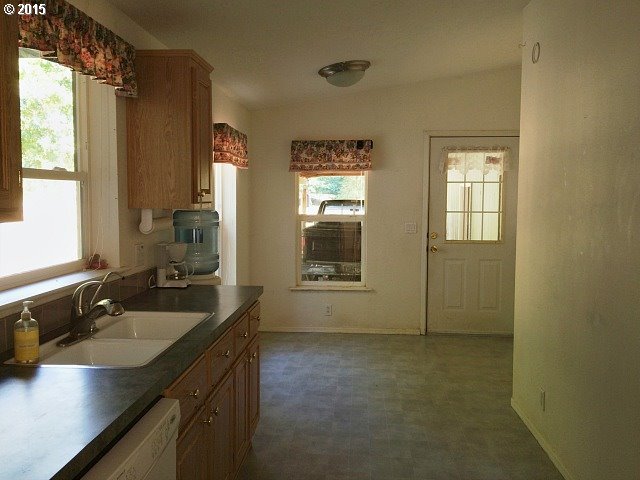 997 Hinkle Creek Road Sutherlin, OR 97479 - Photo 4 of 16 Gallery Image 4
