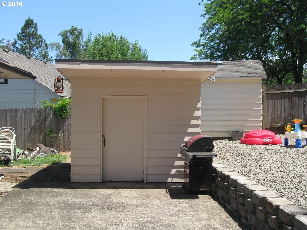 569 Page Road Winchester, OR 97495 - Photo 4 of 18 Gallery Image 4