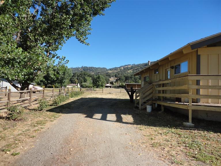 28601 Bear Valley Road Tehachapi, CA 93561 - Photo 3 of 12 Gallery Image 3