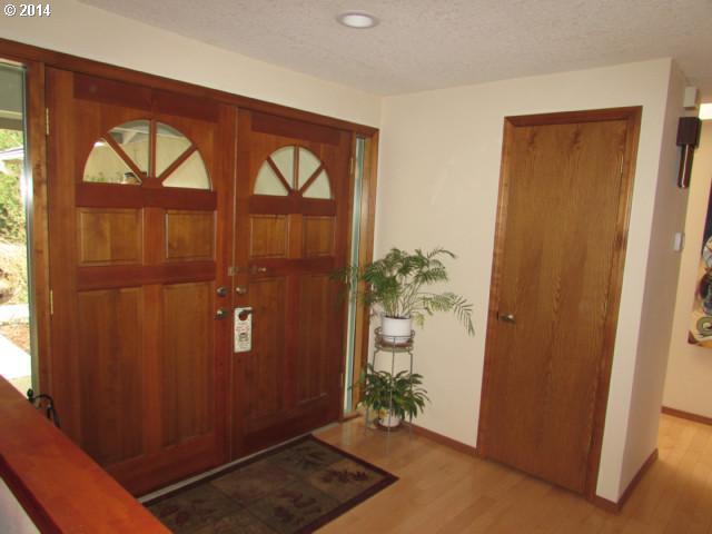 1804 Southwest Broadleaf Drive Portland, OR 97219 - Photo 2 of 16 Gallery Image 2