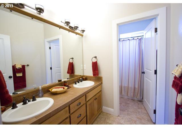 2386 R Fork Gold Hill, OR 97525 - Photo 11 of 16 Gallery Image 11