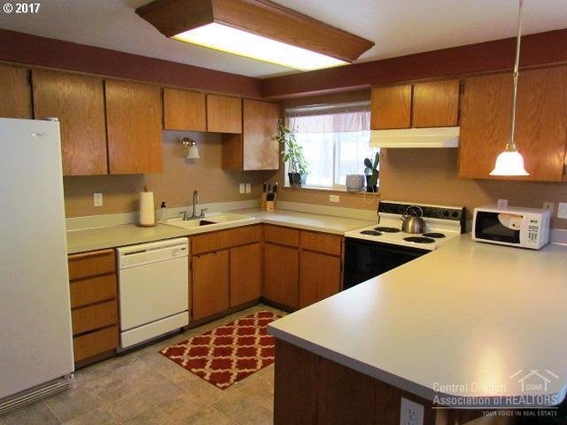 59911 Navajo Road Bend, OR 97702 - Photo 4 of 20 Gallery Image 4
