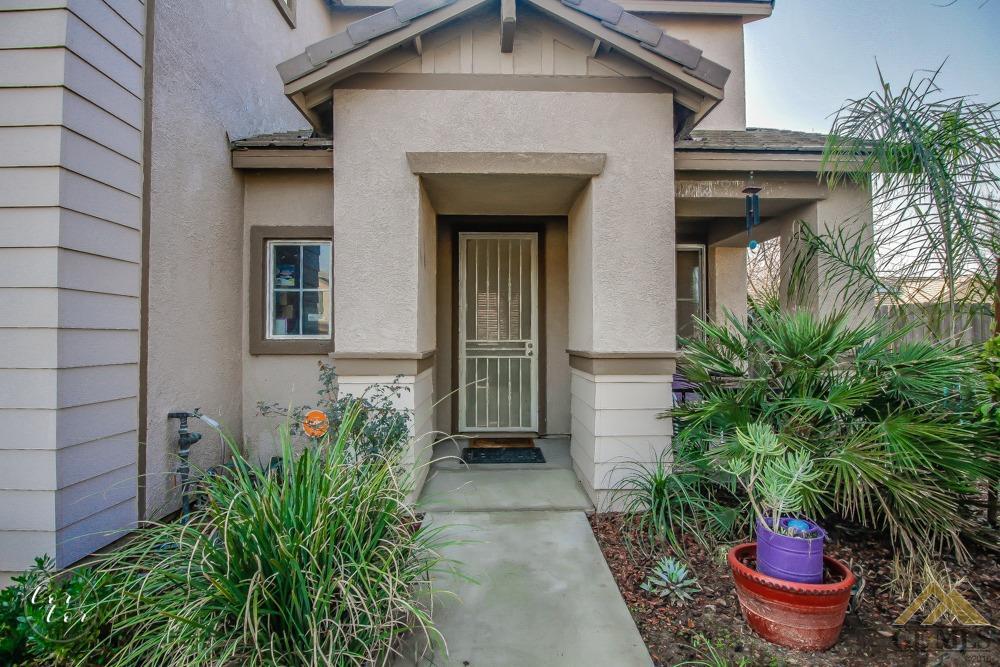 5409 Ridgecrest Court Bakersfield, CA 93313 - Photo 4 of 24 Entry with security gate