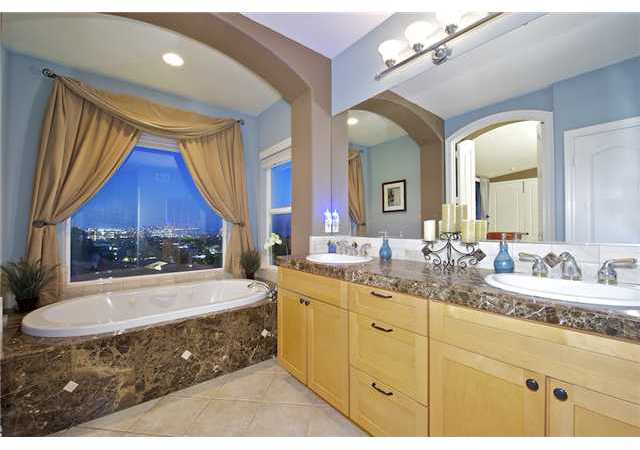 931 Candlelight Place, Unit B La Jolla, CA 92037 - Photo 12 of 25