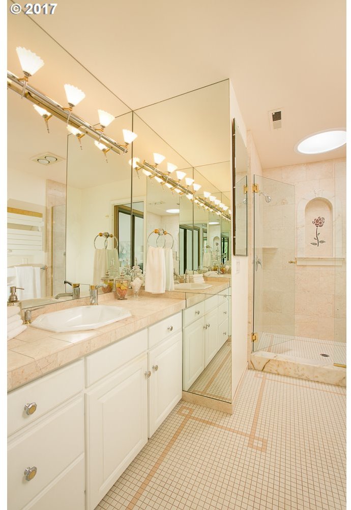 5403 Southwest View Point Terrace, Unit 201 Portland, OR 97239 - Photo 19 of 23