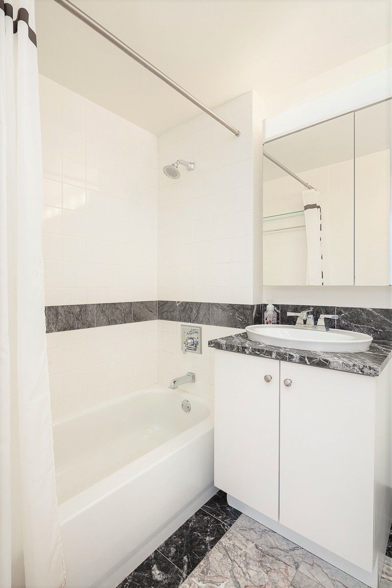 425 Main Street, Unit 10L Manhattan, NY 10044 - Photo 9 of 20