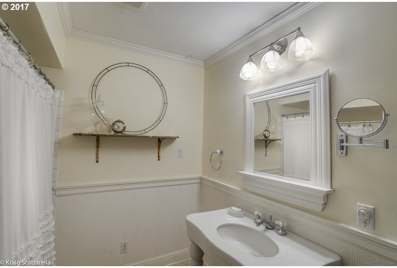 12314 Southwest Lesser Road Portland, OR 97219 - Photo 8 of 31 Gallery Image 8