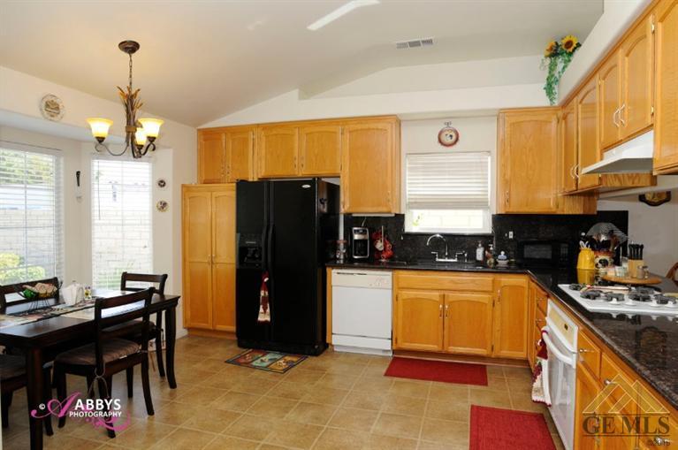 3146 Berkshire Road Bakersfield, CA 93313 - Photo 3 of 15