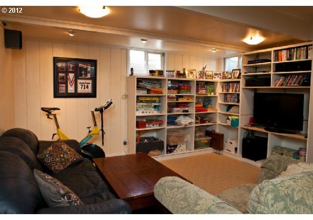 4253 Southwest Patrick Place Portland, OR 97239 - Photo 15 of 16