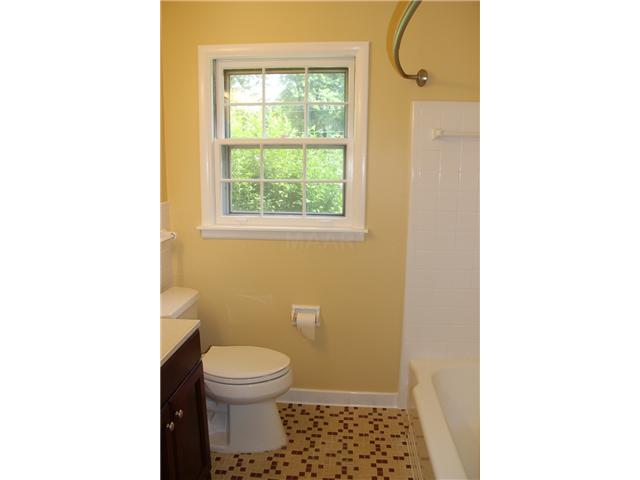 5586 Manley Road Memphis, TN 38120 - Photo 9 of 11 Hall bath has tub/shower combination.