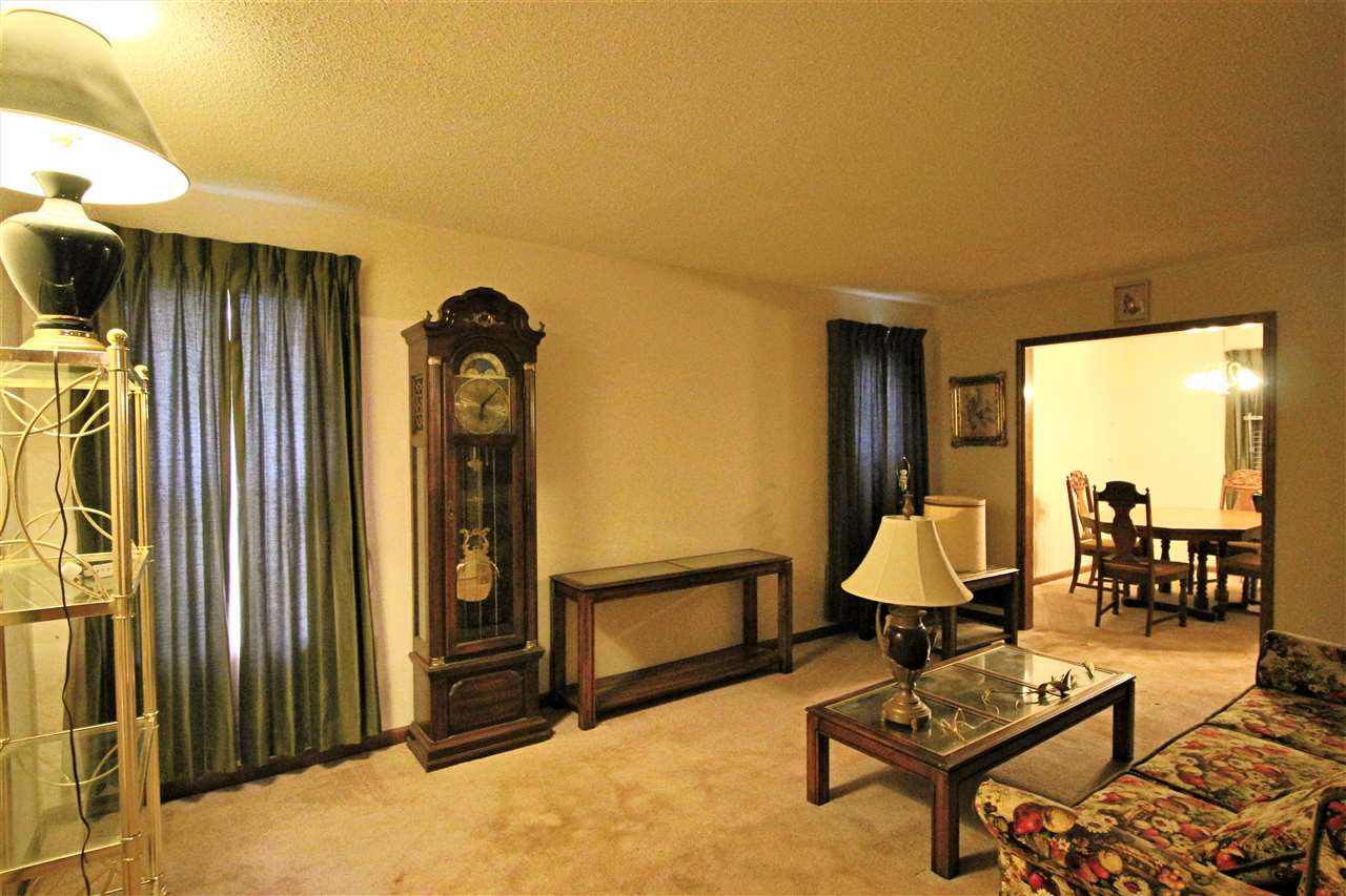 3161 New Allen Road Memphis, TN 38128 - Photo 13 of 25 This Large Den Has Room To Accommodate The Entire Family!