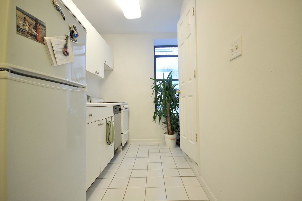 218 Thompson Street, Unit 22 Manhattan, NY 10012 - Photo 3 of 4