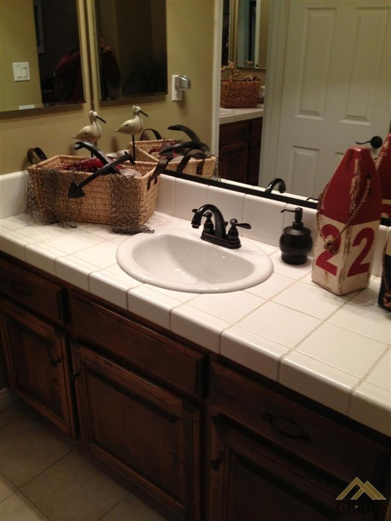 14410 Raphael Avenue Bakersfield, CA 93306 - Photo 9 of 20 Part of the Jack and Jill bath.