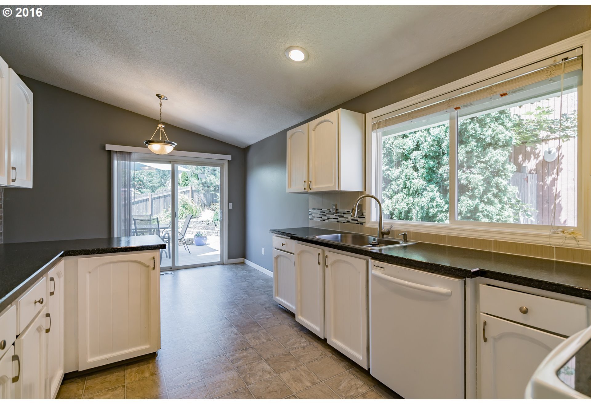 555 Southwest Willowbrook Drive Gresham, OR 97080 - Photo 5 of 29 Gallery Image 5