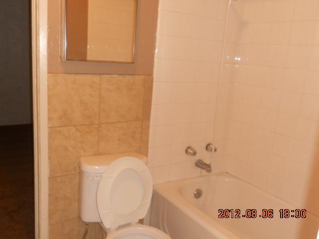 913 Sterling Road Bakersfield, CA 93306 - Photo 8 of 14 tub shower