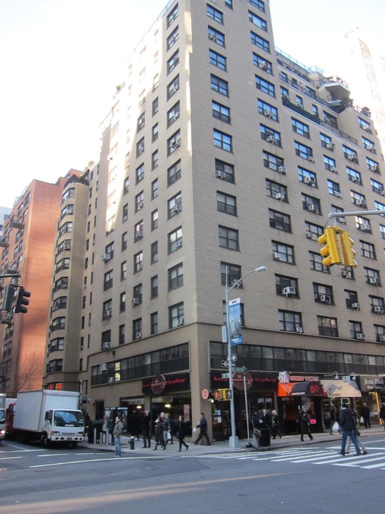 135 East 54th Street, Unit 12J Manhattan, NY 10022 - Photo 7 of 11