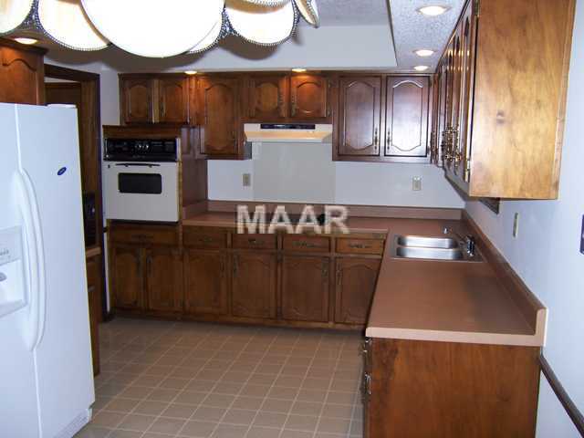 6984 Rockingham Road Memphis, TN 38125 - Photo 6 of 10 Kitchen - Beautiful all-wood cabinets