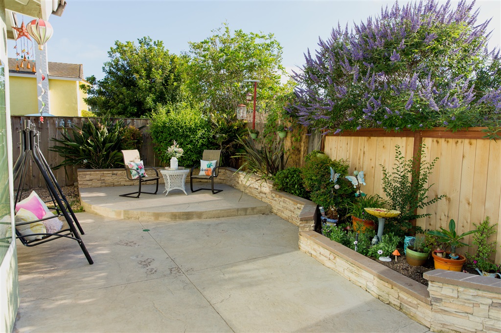 2105 Madiera Drive Oceanside, CA 92056 - Photo 8 of 25 SPACIOUS yard with wonderful side yard space as well.