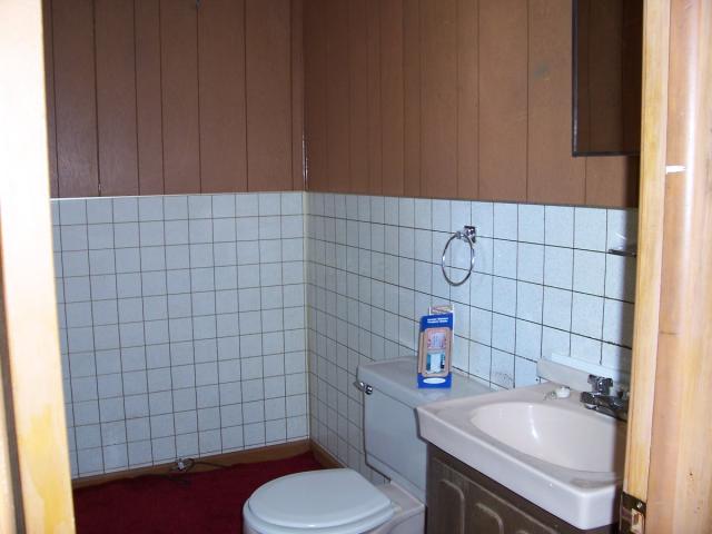 5484 Mesquite Road Memphis, TN 38120 - Photo 10 of 12 Half Bath off den. Look.. you have room to add a shower.