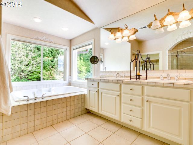 3447 Southwest Doschview Court Portland, OR 97239 - Photo 8 of 16
