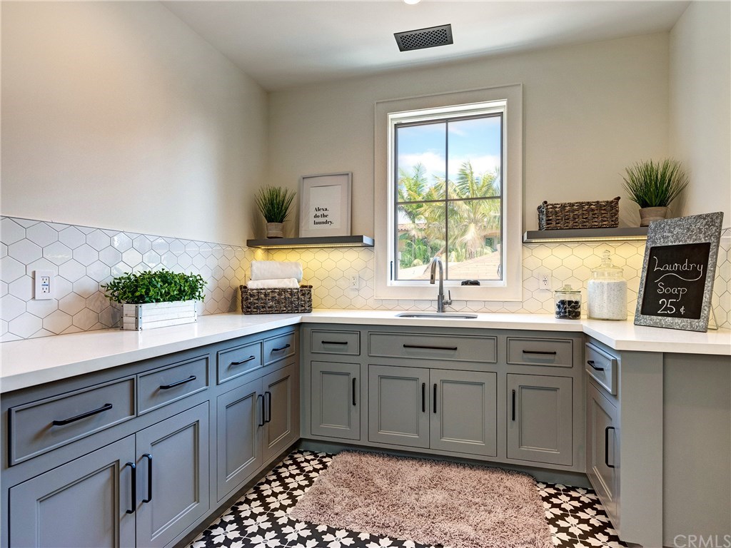 559 31st Street Manhattan Beach, CA 90266 - Photo 28 of 49 Upstairs/top floor large oversized laundry room with utility sink.