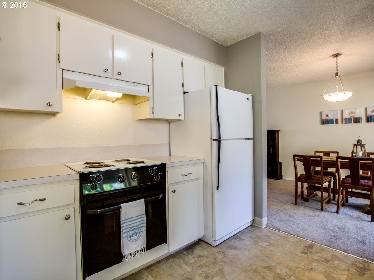 2681 Southwest Spring Garden Street Portland, OR 97219 - Photo 18 of 31 Gallery Image 18