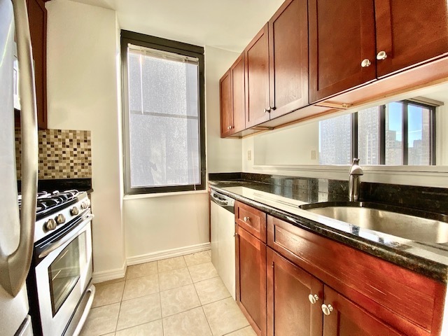 52 East End Avenue, Unit 12B Manhattan, NY 10028 - Photo 4 of 16