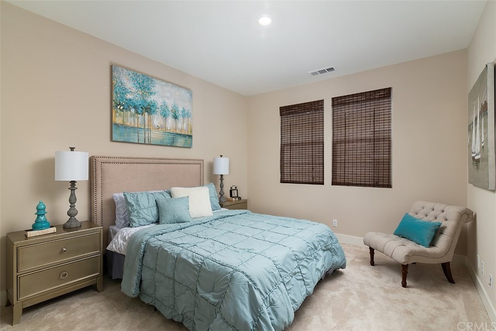 67 Swift Irvine, CA 92618 - Photo 15 of 44 Secondary bedroom with Sherwin-Williams® two-tone low-VOC interior paint