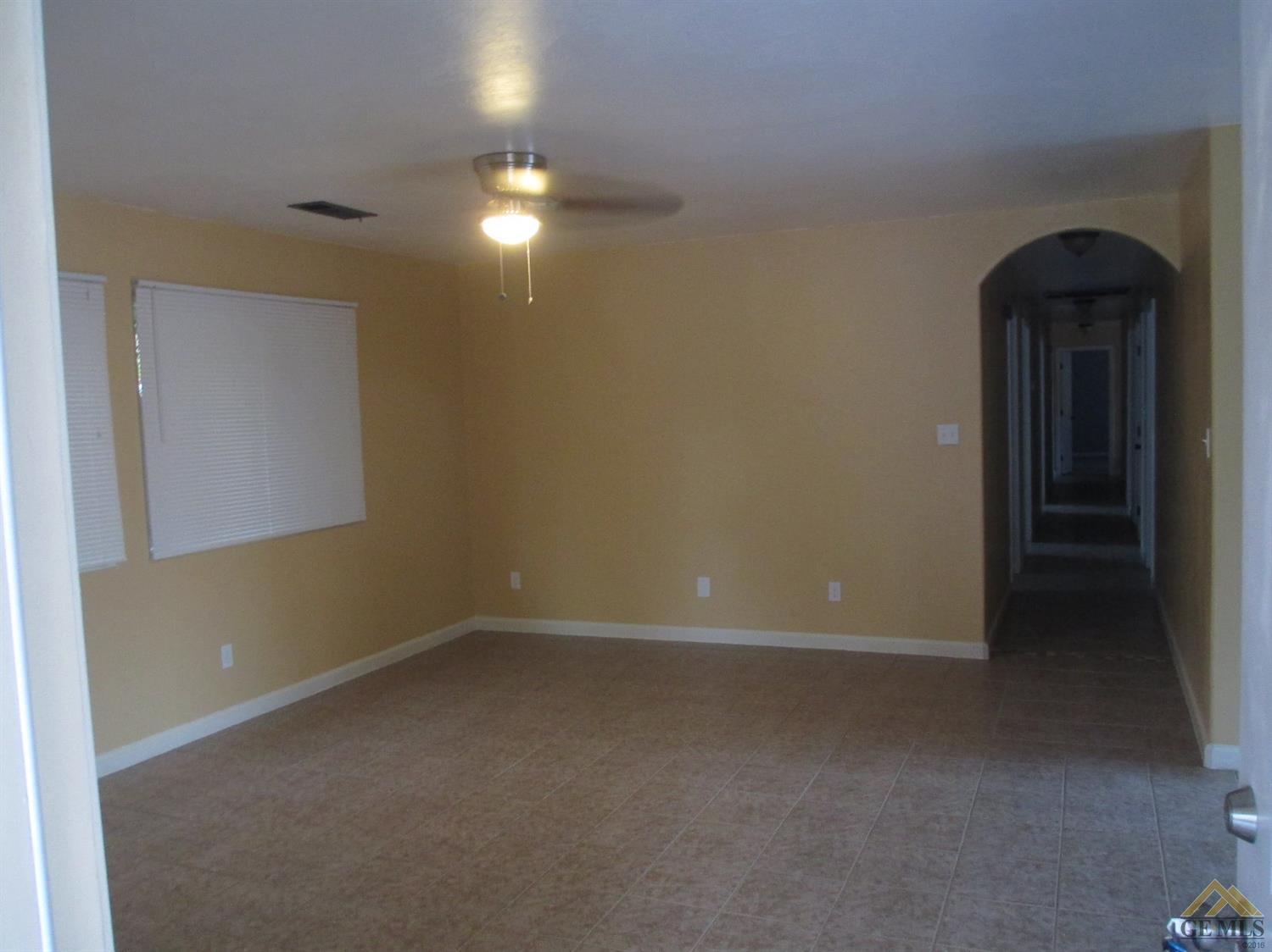 916 Lawson Road Bakersfield, CA 93307 - Photo 9 of 28 Gallery Image 9
