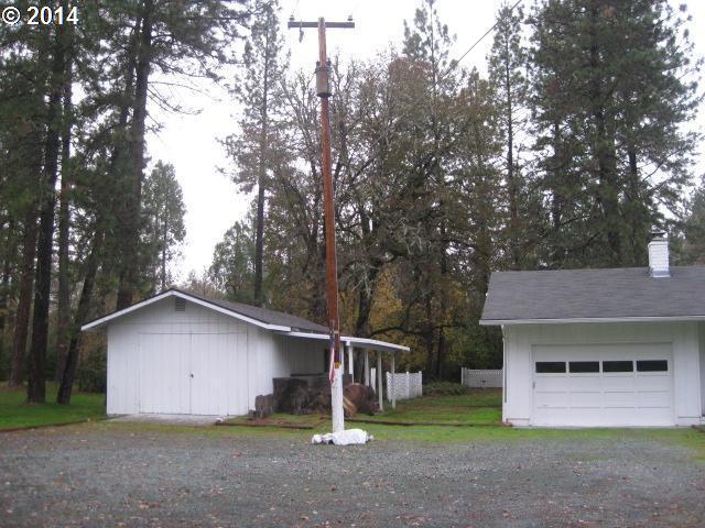 142 Queens Branch Road Rogue River, OR 97537 - Photo 2 of 4