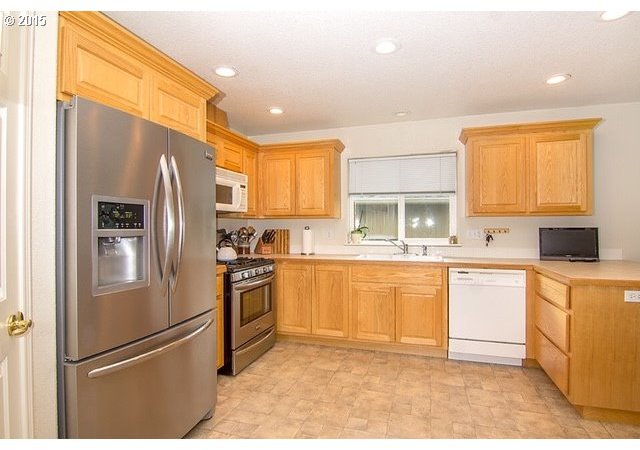 240 Village Drive Winchester, OR 97495 - Photo 8 of 19