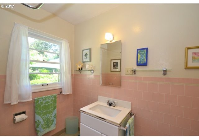 1685 Southwest Sunset Boulevard Portland, OR 97239 - Photo 16 of 32 Gallery Image 16