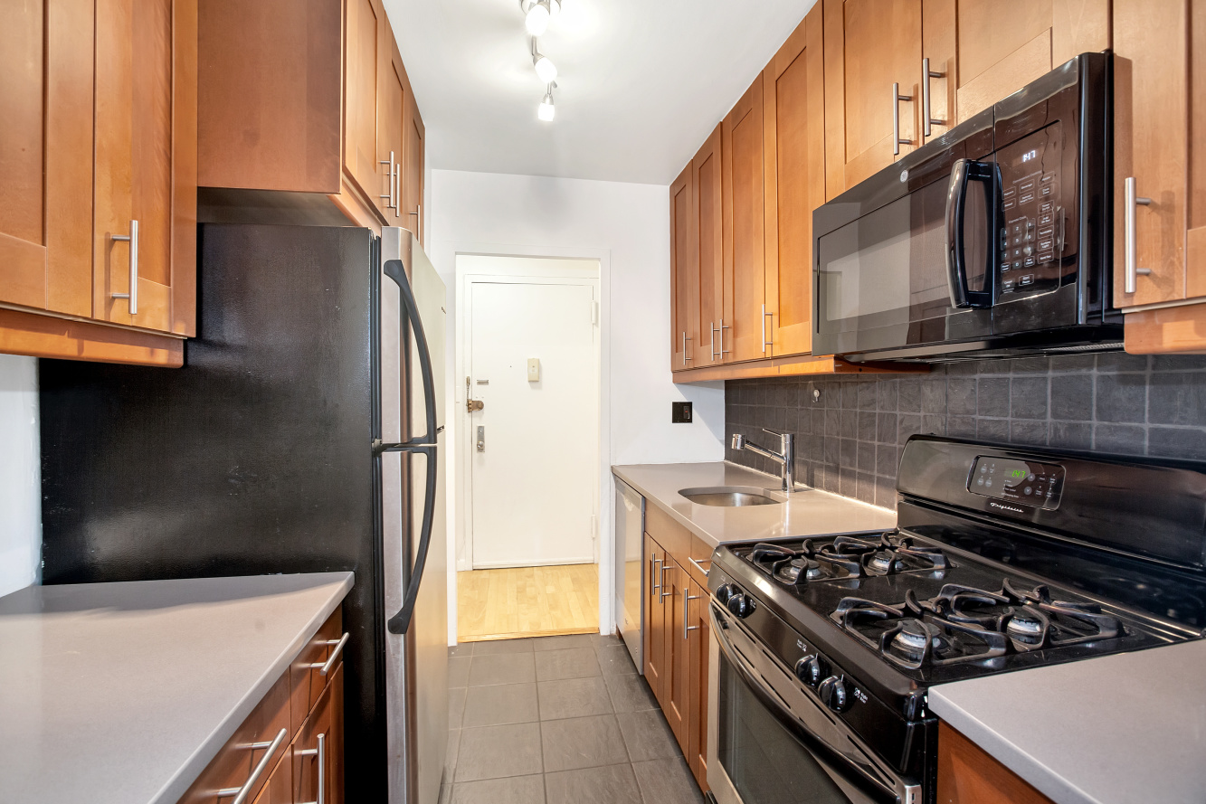 303 West 66th Street, Unit 2AW Manhattan, NY 10023 - Photo 3 of 10