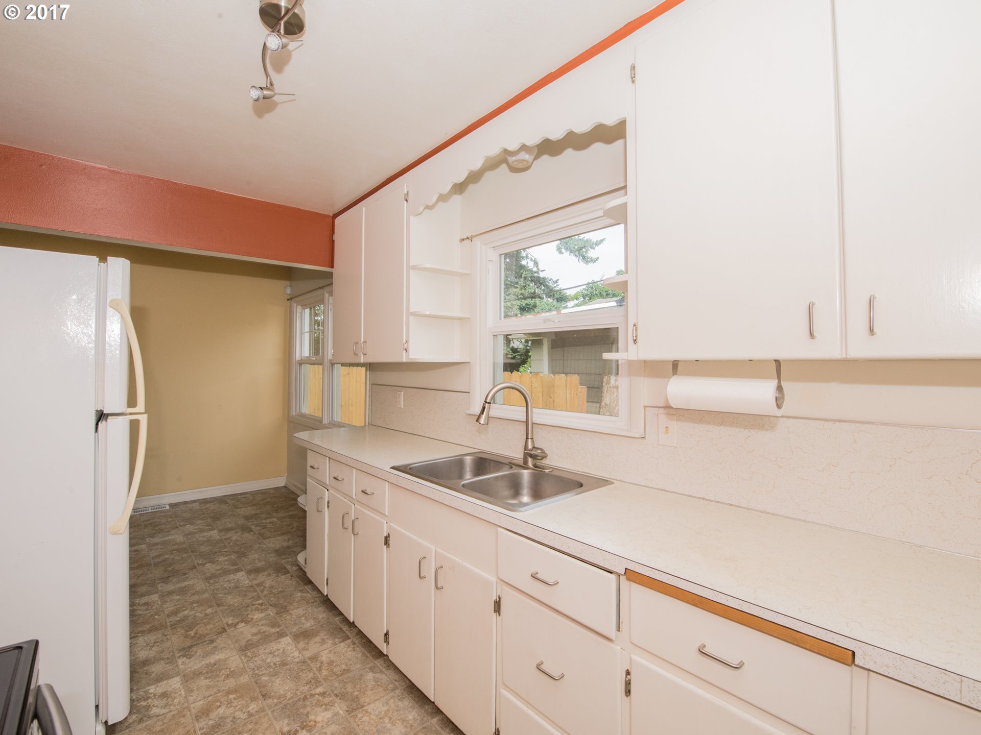 6523 Southeast 84th Avenue Portland, OR 97266 - Photo 7 of 18