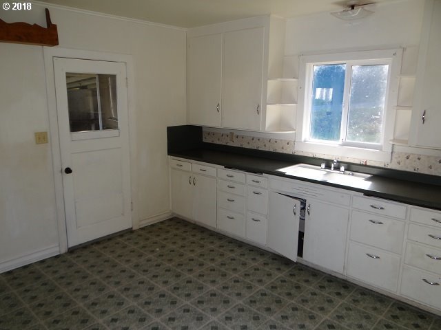 760 Elm Avenue Reedsport, OR 97467 - Photo 7 of 24
