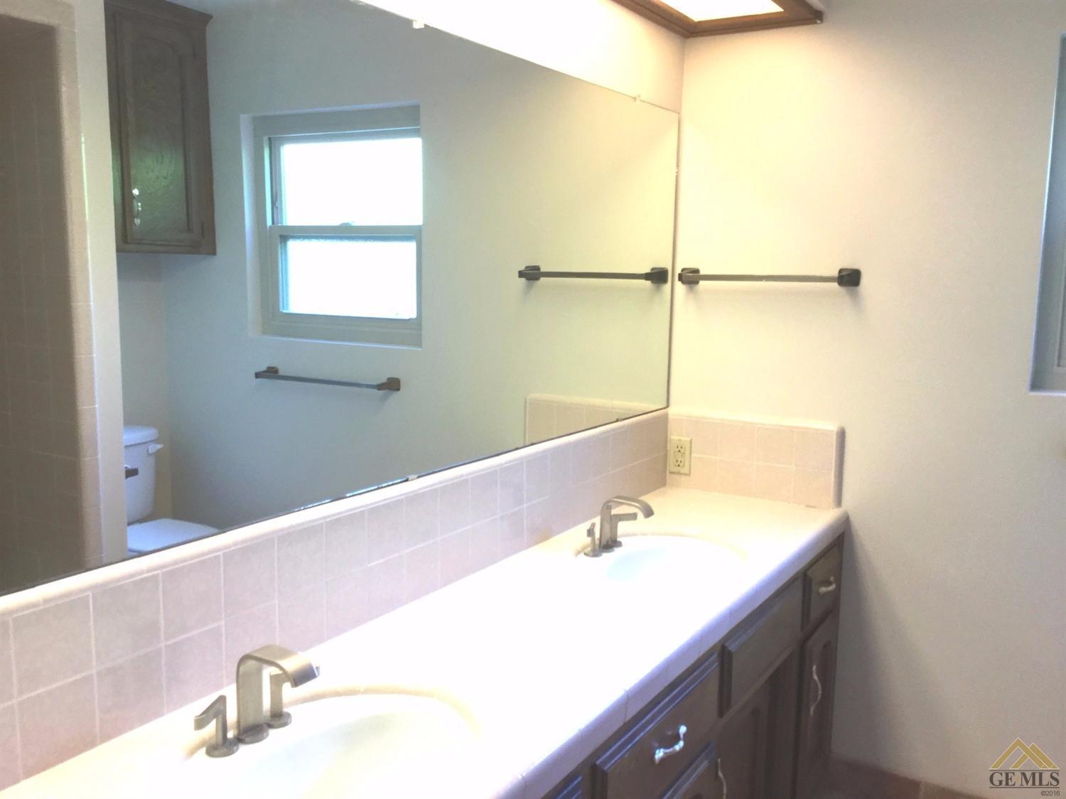 5008 Panorama Drive Bakersfield, CA 93306 - Photo 30 of 40 Guest bath 2