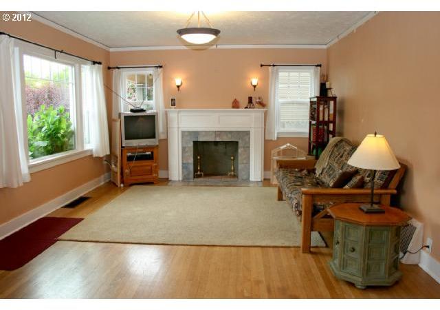 1024 Southeast Rex Street Portland, OR 97202 - Photo 2 of 16 Gallery Image 2