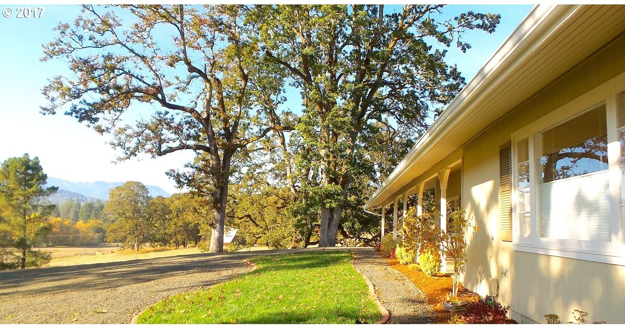4077 Colonial Road Roseburg, OR 97471 - Photo 3 of 32 Gallery Image 3
