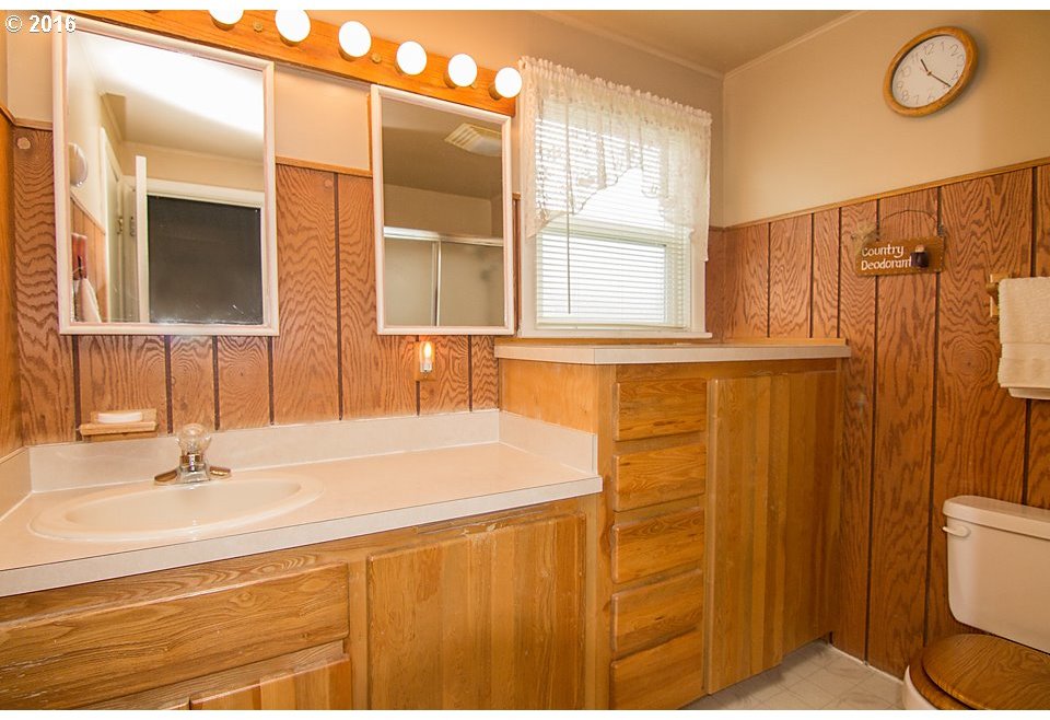 443 East 4th Avenue Riddle, OR 97469 - Photo 7 of 23