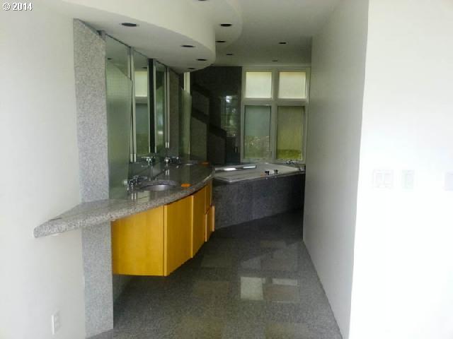 424 Northwest MacLeay Boulevard Portland, OR 97210 - Photo 10 of 16