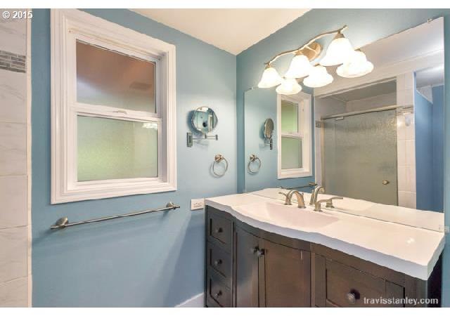 12030 Southwest Lesser Road Portland, OR 97219 - Photo 5 of 16 Gallery Image 5