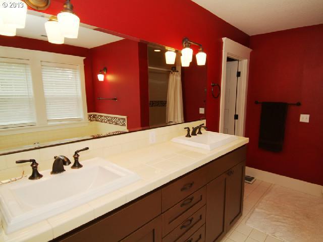 6927 Southwest 27th Avenue Portland, OR 97219 - Photo 9 of 16