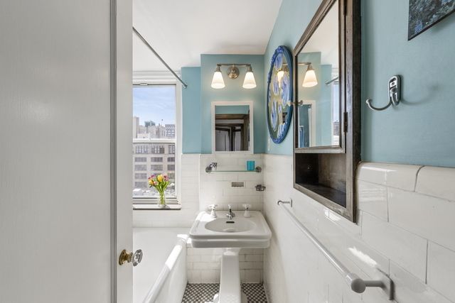 $770,000 | 365 West 20th Street, Unit 11E | Chelsea