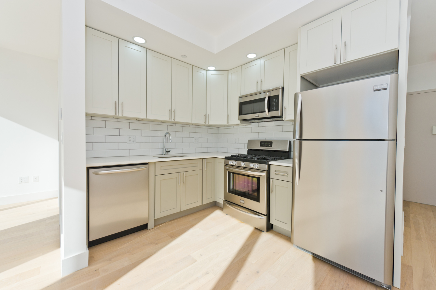 25-10 38th Avenue, Unit 4A Queens, NY 11101 - Photo 2 of 6