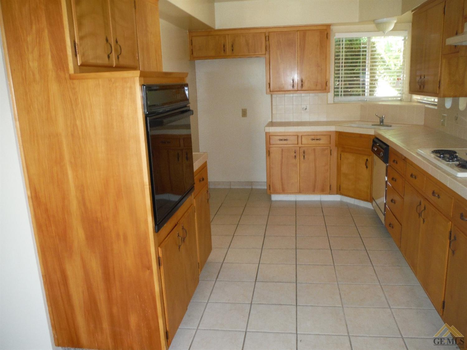 3204 Olympic Drive Bakersfield, CA 93308 - Photo 7 of 9