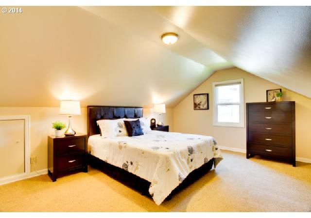 1002 Southwest Falcon Street Portland, OR 97219 - Photo 11 of 16 Gallery Image 11