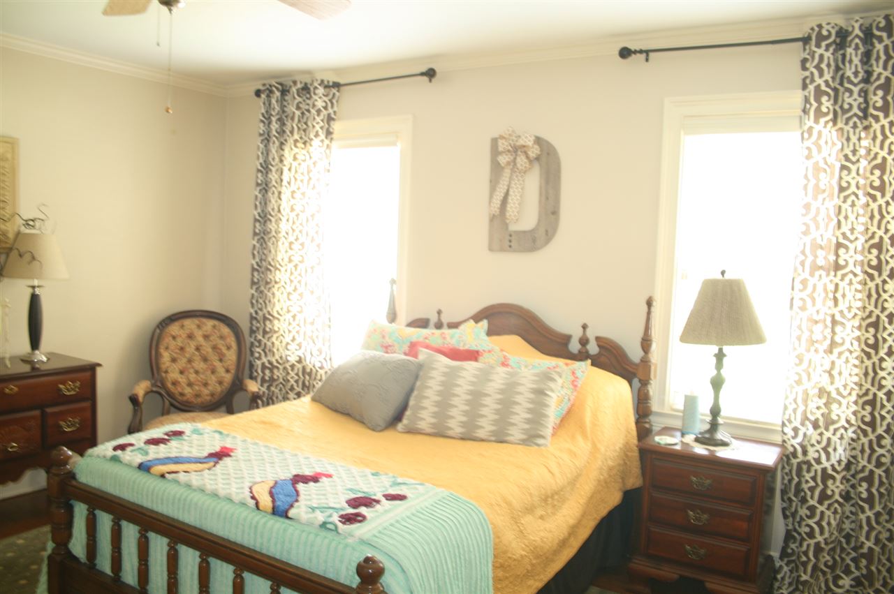 425 Fleda Road Memphis, TN 38120 - Photo 19 of 25 This is not the typical small 2nd bedroom at all.
